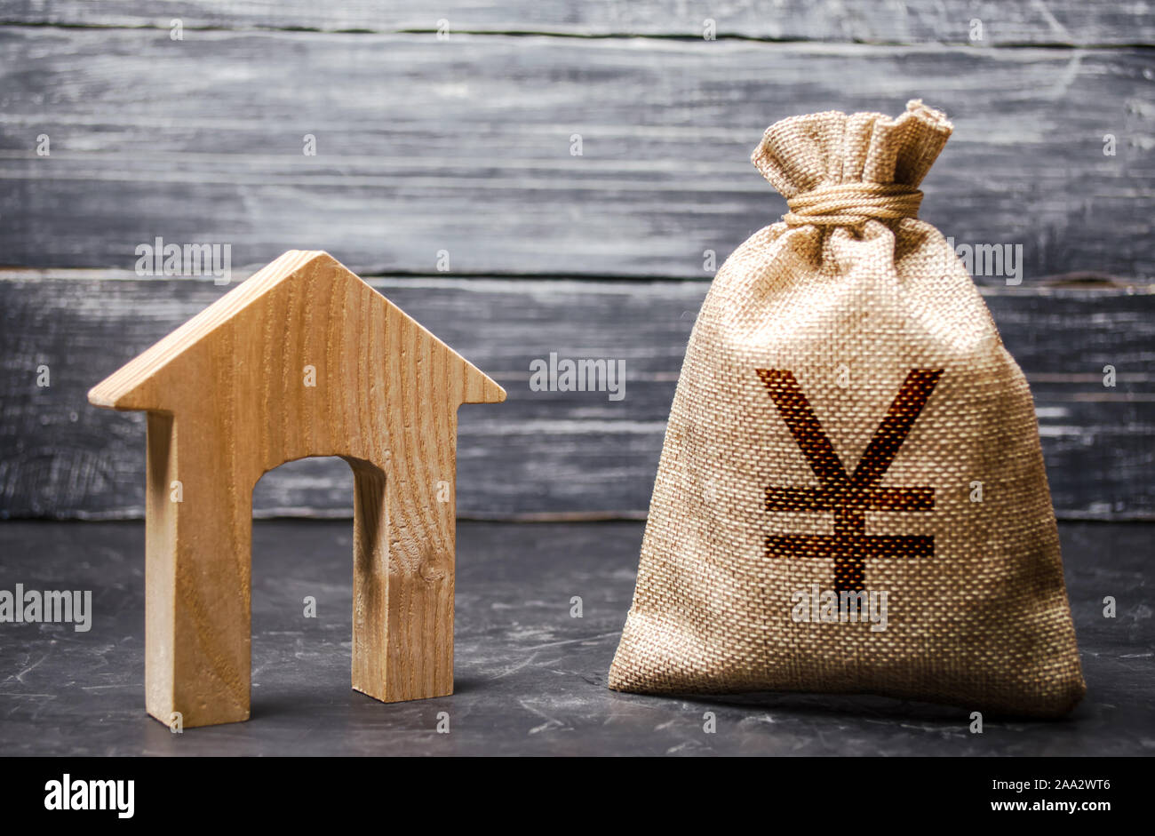 El símbolo de Yen yuan bolsa de dinero y de la casa. Compra de bienes inmuebles e inversiones. Préstamos, hipotecas baratas asequibles. Los impuestos, los ingresos por concepto de alquiler. alquiler o venta. Home bud Foto de stock