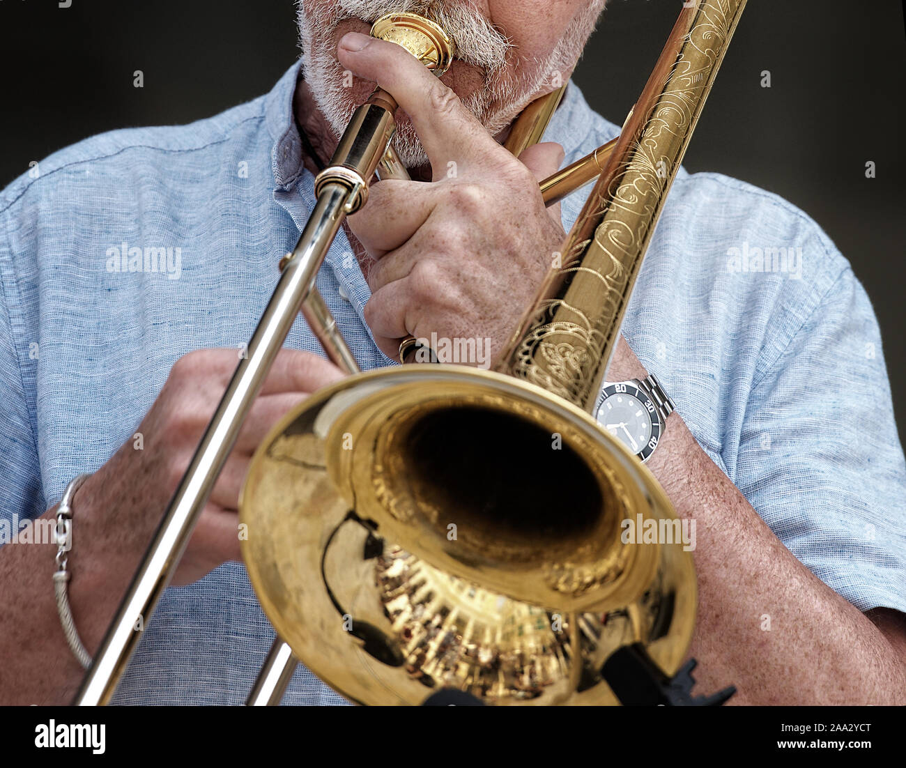 El hombre tocando una trompeta Foto de stock