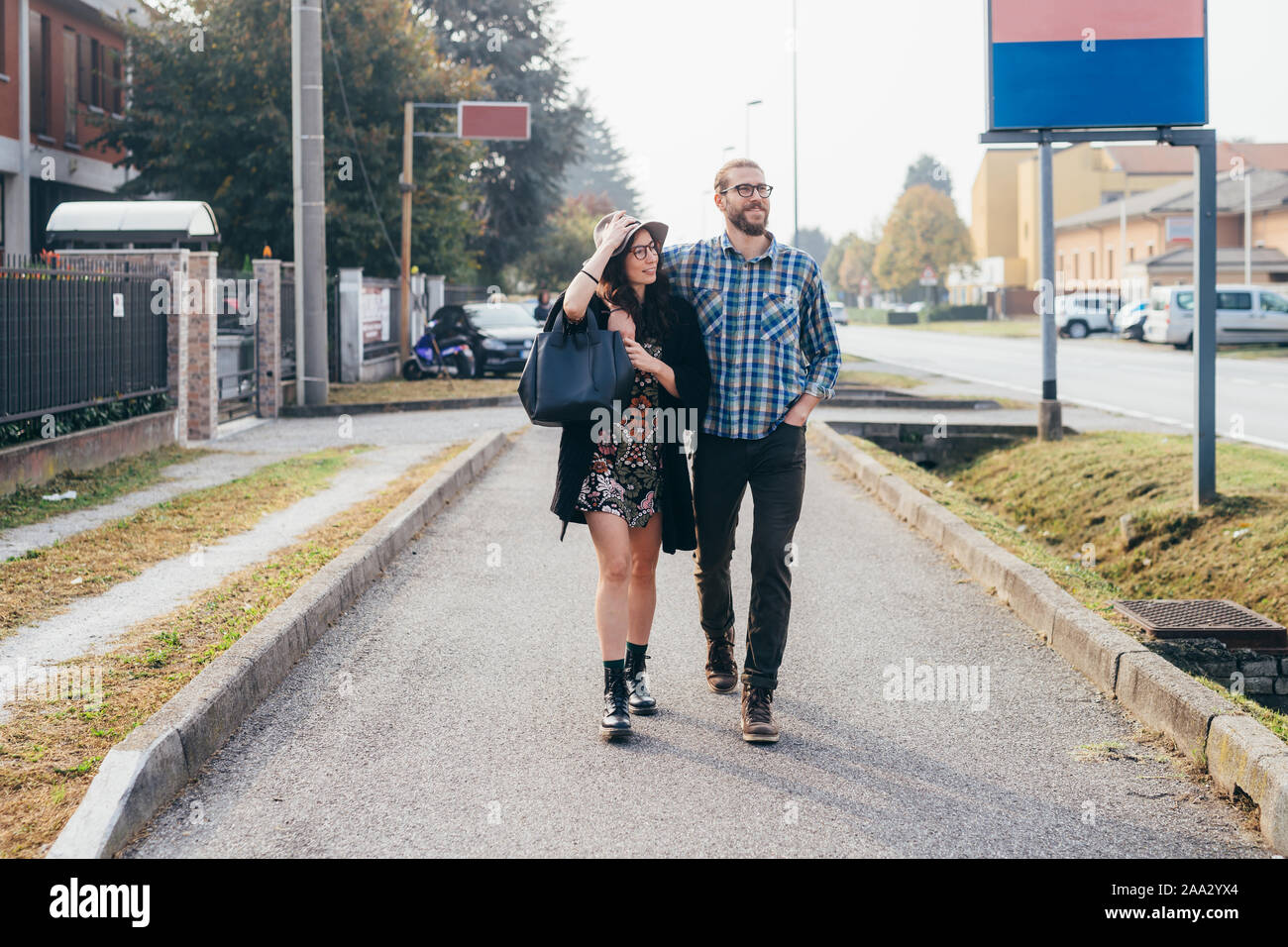 Feliz pareja en amor hermoso caminar throughfare manos - relación, amor, convivencia concepto Foto de stock