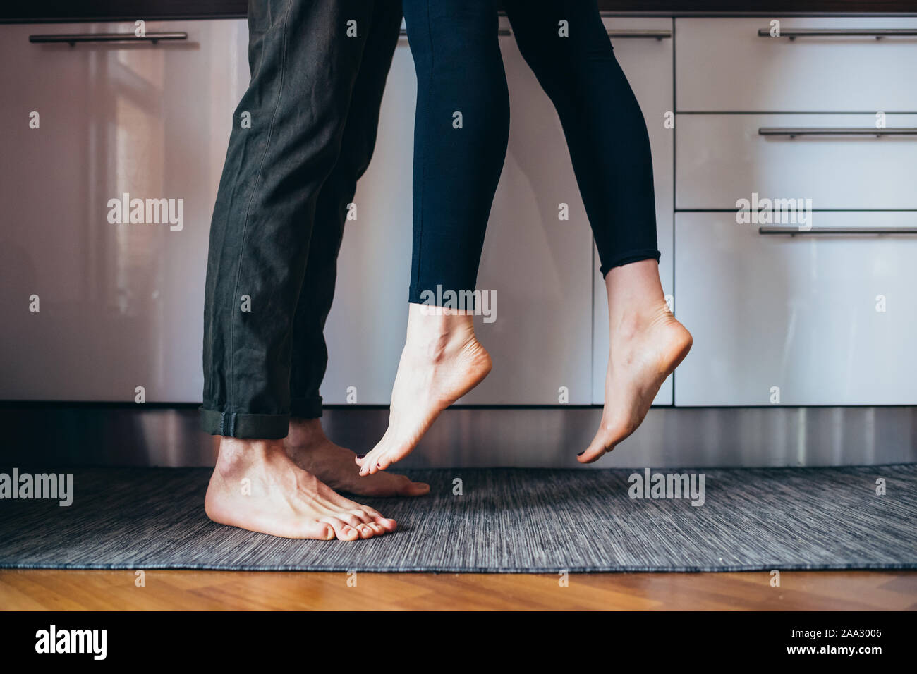 Cerca de las piernas de besos par indoor en casa - romance, relación de amor concepto Foto de stock