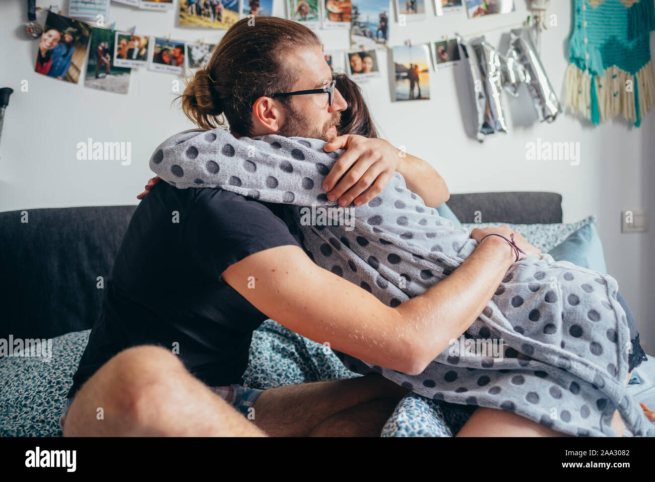 Hermosa joven feliz pareja acostada en la cama abrazando - el amor, la ternura, el romance concepto Foto de stock