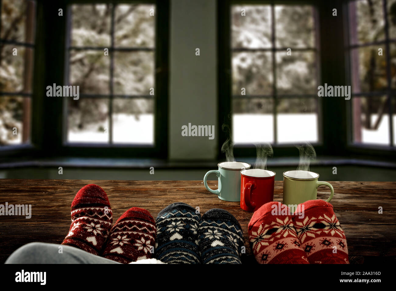Calcetines de Navidad de lana y piernas de mujer sobre mesa de madera.  Espacio para la decoración. Blanco nieve invierno ventana fondo. Espacio de  copia Fotografía de stock - Alamy