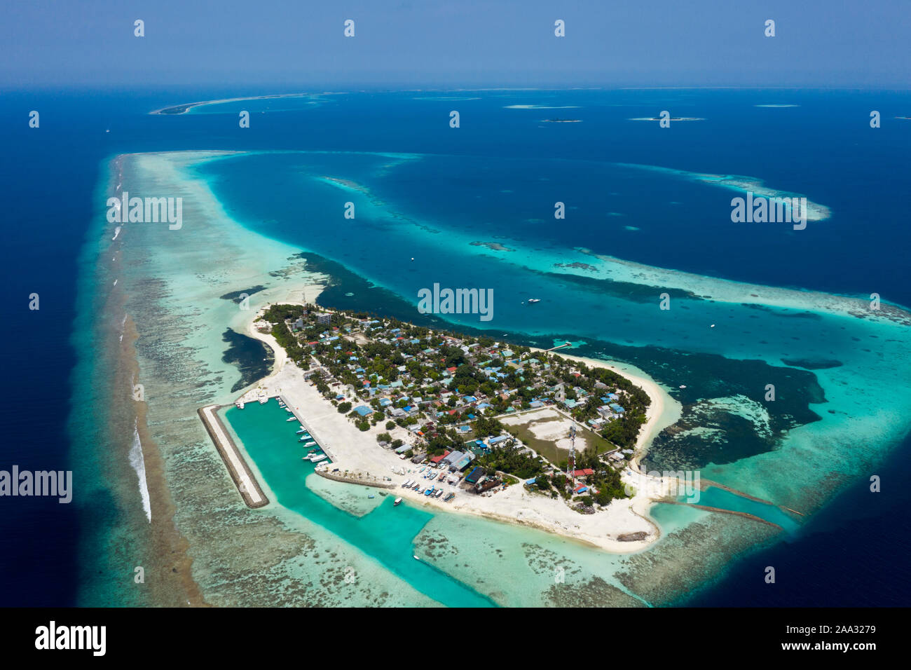 Isla habitada Dhangethi, Ari Atoll, Maldivas, Océano Índico Foto de stock