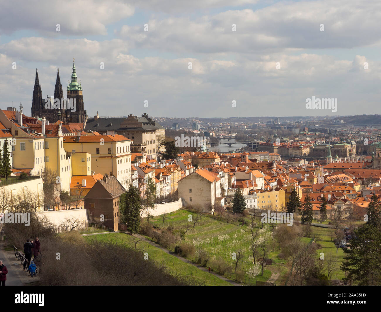 Vista panorámica de la ciudad de Praga, República Checa, situada en la ladera de una colina fuera del monasterio Strahov Foto de stock