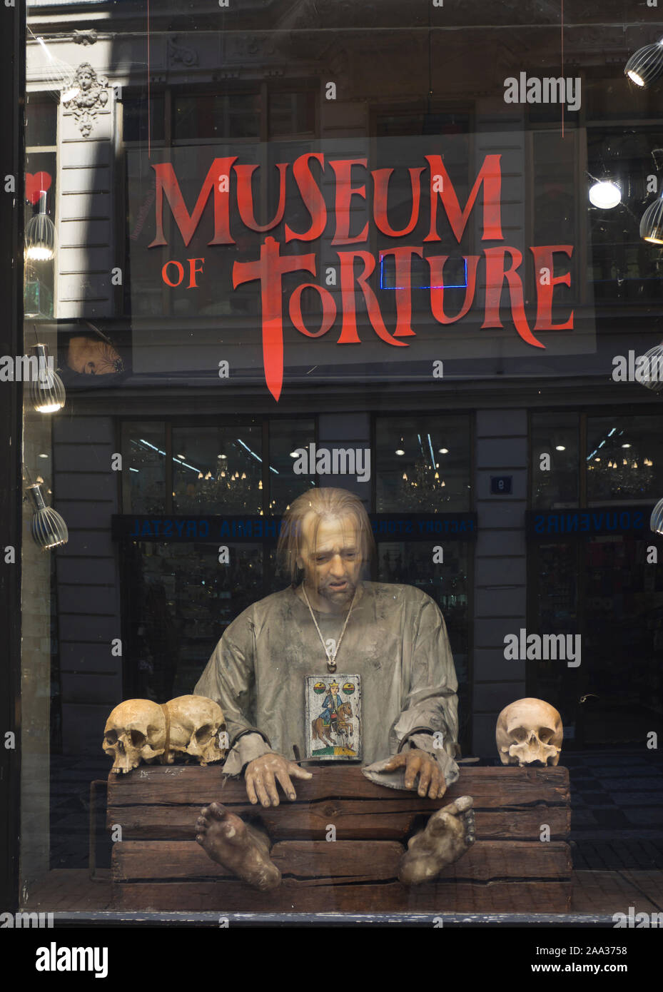 Mostrar ventana de miedo en el Museo de la tortura en Stare Mesto, en el centro de Praga, República Checa Foto de stock