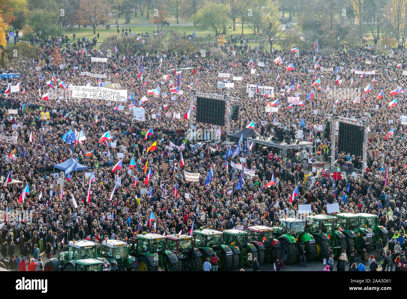 Manifestación masiva, la gente protesta contra el primer ministro Babis Letna, Praga República Checa Foto de stock