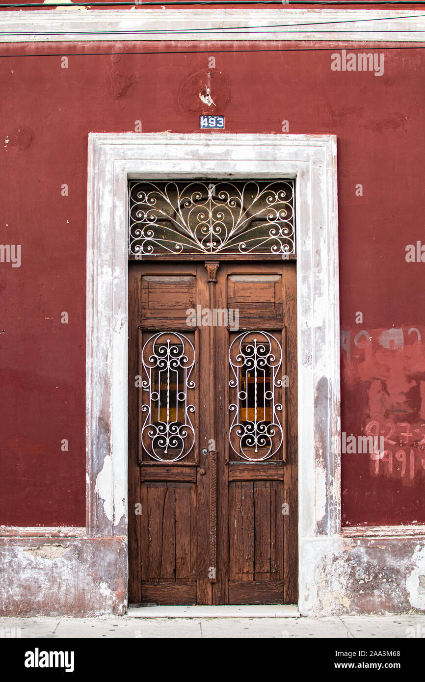 Puertas antiguas de madera de un edificio pintado de rojo, en Mérida,  Yucatán, México Fotografía de stock - Alamy