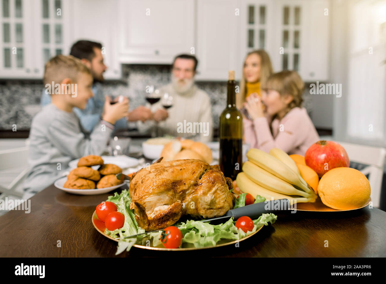 Feliz Día de Acción de Gracias. Familia sentada a la mesa y celebrar la  fiesta. Abuelo, madre, padre e hijos. Turket tradicional, frutas y  Fotografía de stock - Alamy