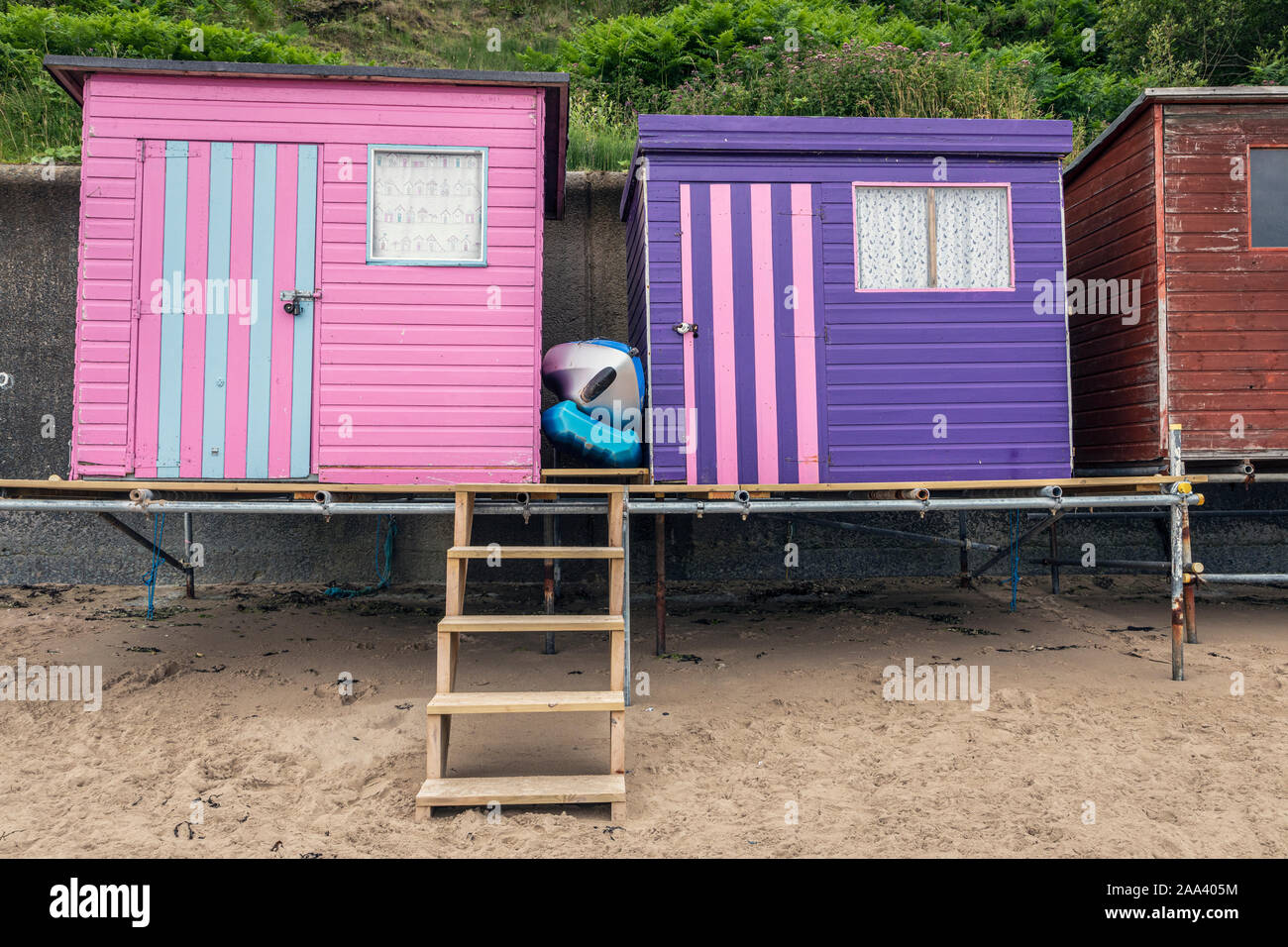 Coloridas casetas de playa en la playa de Nefyn, Península de Llŷn, Gwynedd, Gales Foto de stock