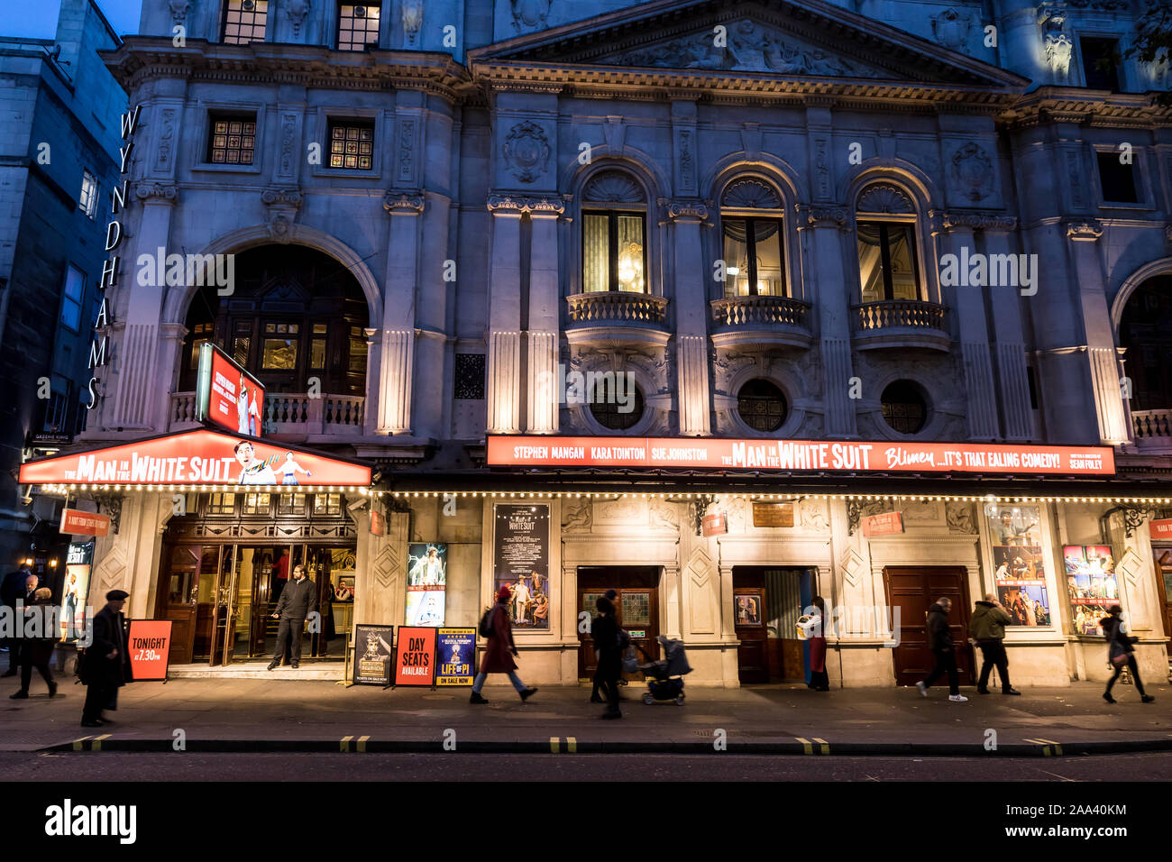 Londres - Noviembre 13, 2019: la gente por Wyndhams teatro en Leicester Square de Londres Foto de stock