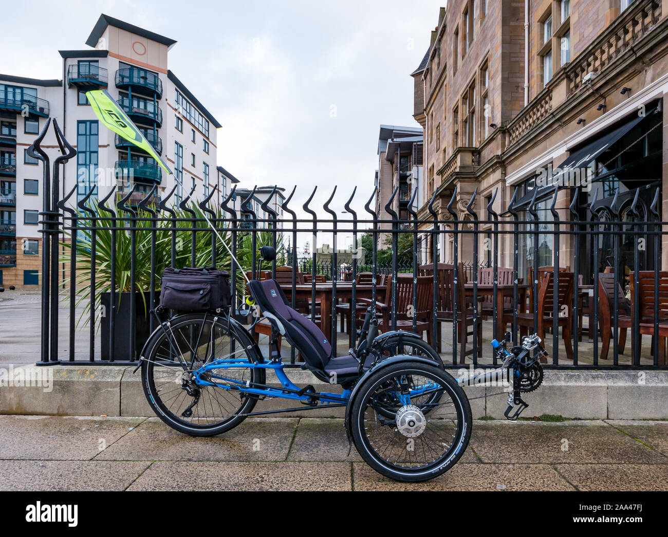 Bicicleta reclinada aparcada por barandillas, Chez mal. Brasserie, Malmaison, Tower Place, la orilla, Leith, Edimburgo, Escocia, Reino Unido Foto de stock