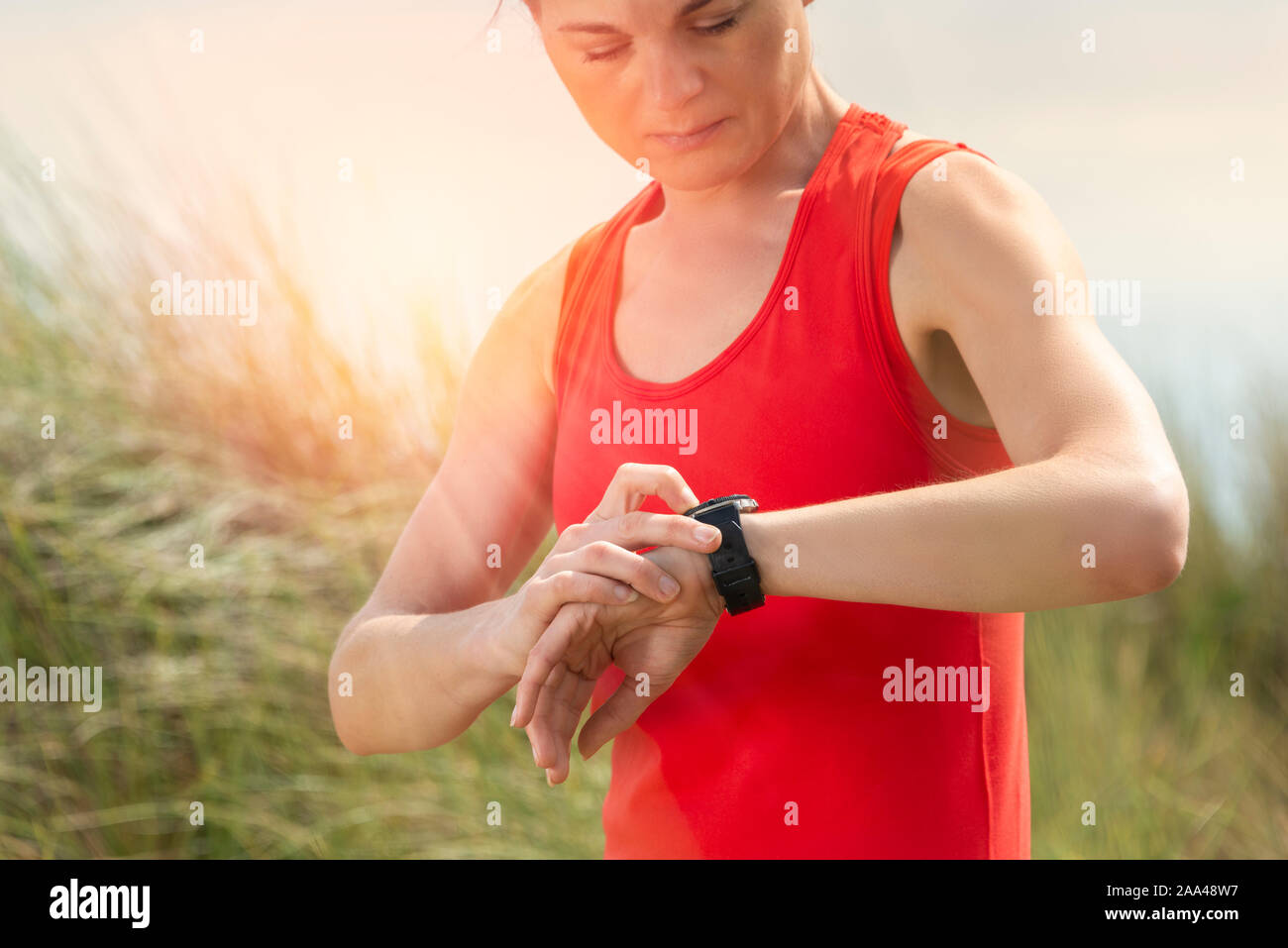 Emparejador mujer comprobando su Smart Watch, frecuencia cardíaca, calorías, número de pasos Foto de stock