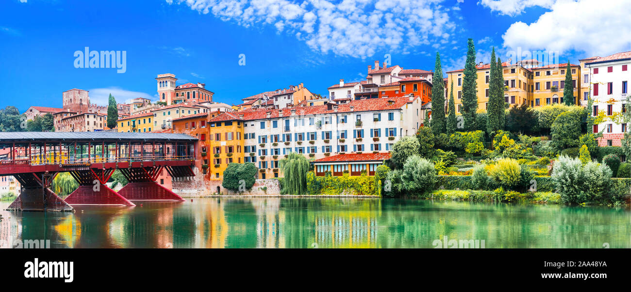 Hermosa ciudad Bassano del Grappa,ver con río Brenta,y coloridas casas y montañas, Veneto, Italia. Foto de stock