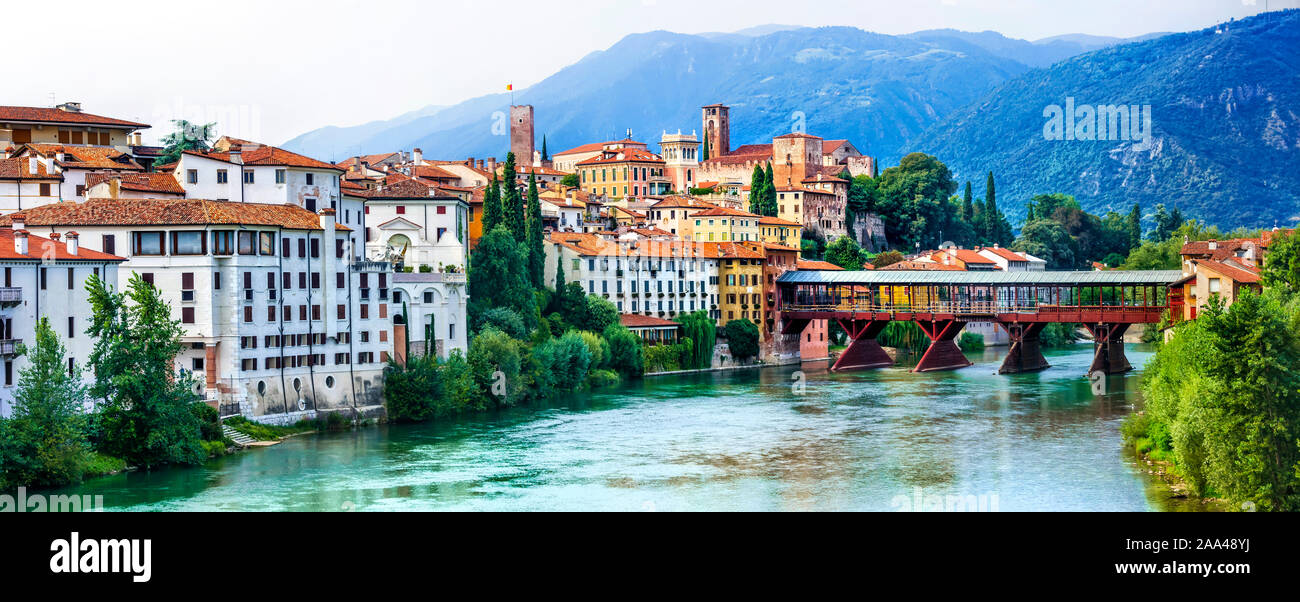 Hermosa ciudad Bassano del Grappa,ver con río Brenta,y coloridas casas y montañas, Veneto, Italia. Foto de stock