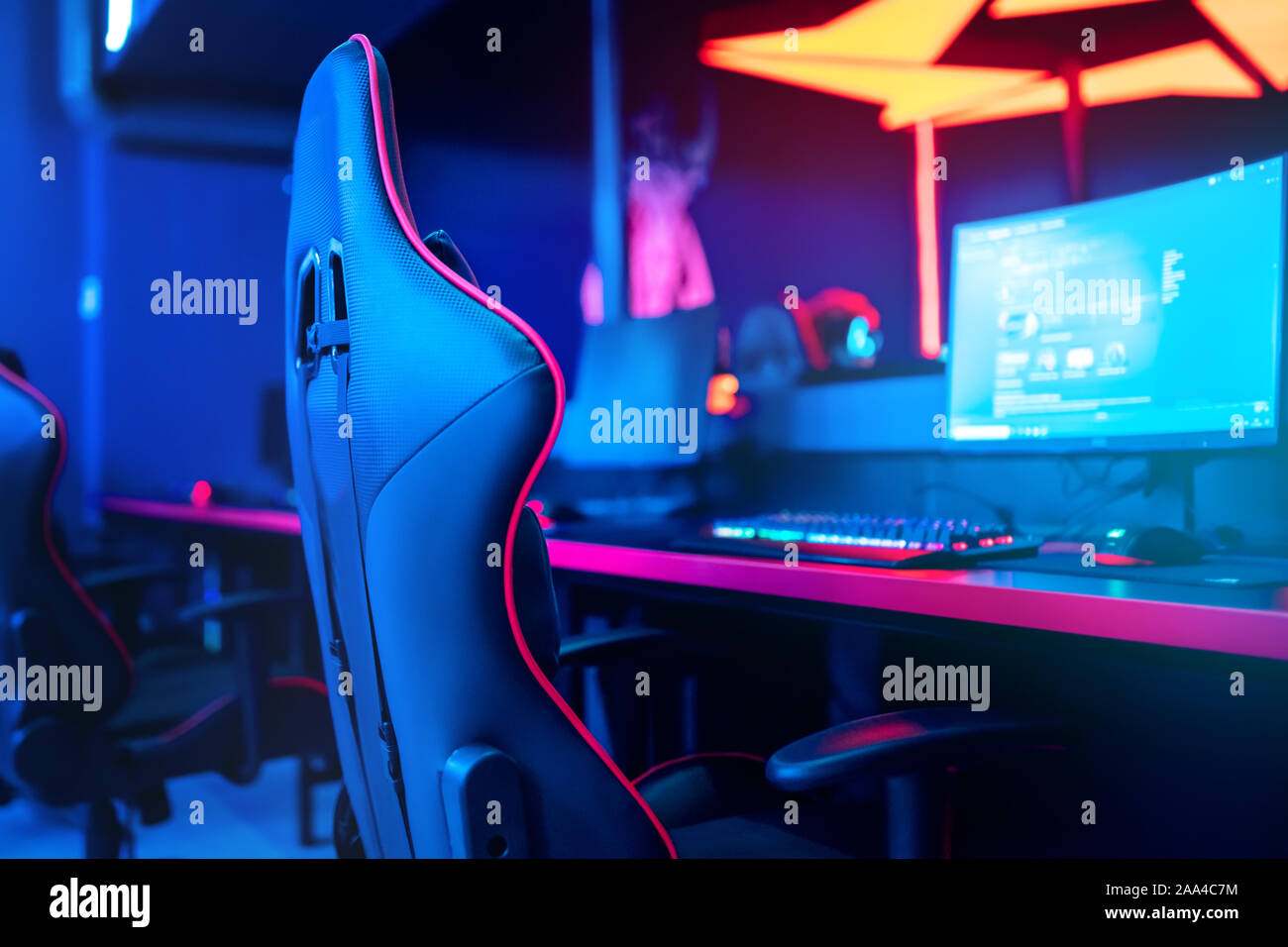 Fondo difuminado ordenador PC, teclado sillón, luces azules y rojas.  Concepto de eSports online arena para gamer jugando torneos Fotografía de  stock - Alamy
