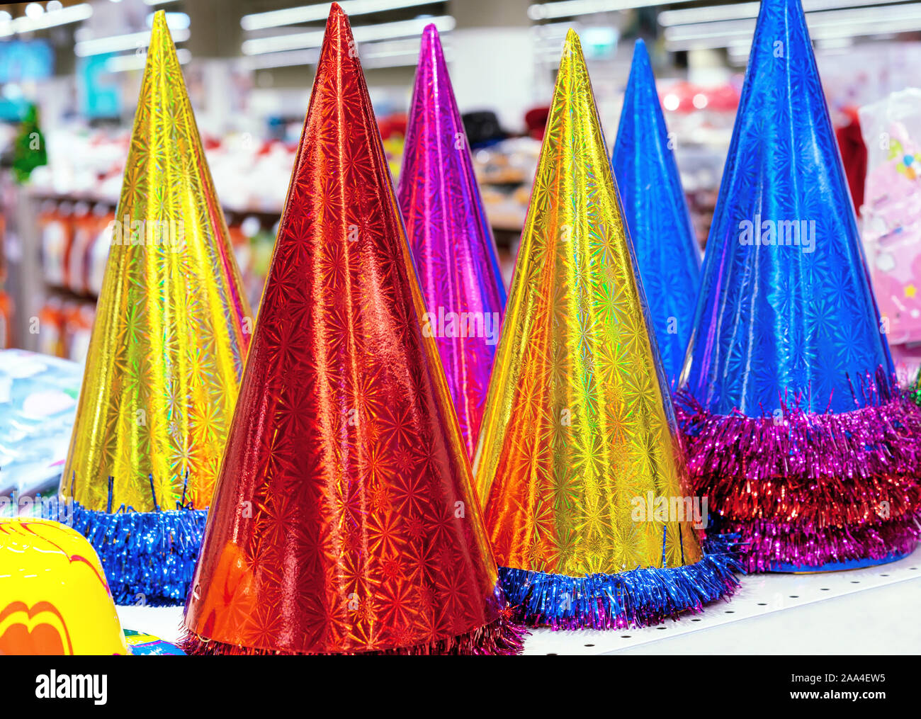 Gorros de fiesta brillante guirnaldas de decoración para fiestas Fotografía de stock - Alamy
