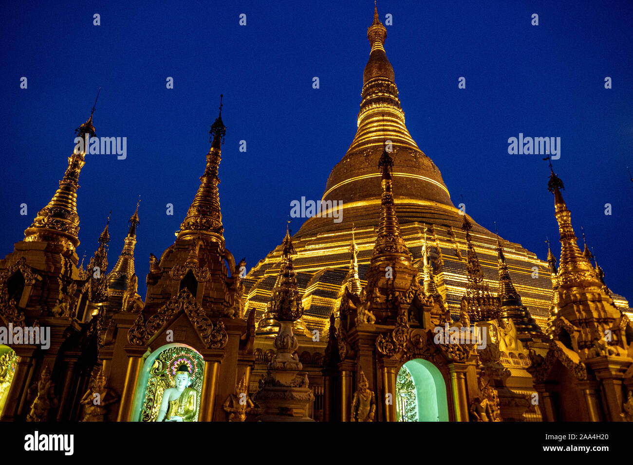 Shwedagon Pagoda y sus numerosas capillas en Yangon, Myanmar (Birmania) con el trasfondo de un oscuro cielo nocturno claro Foto de stock