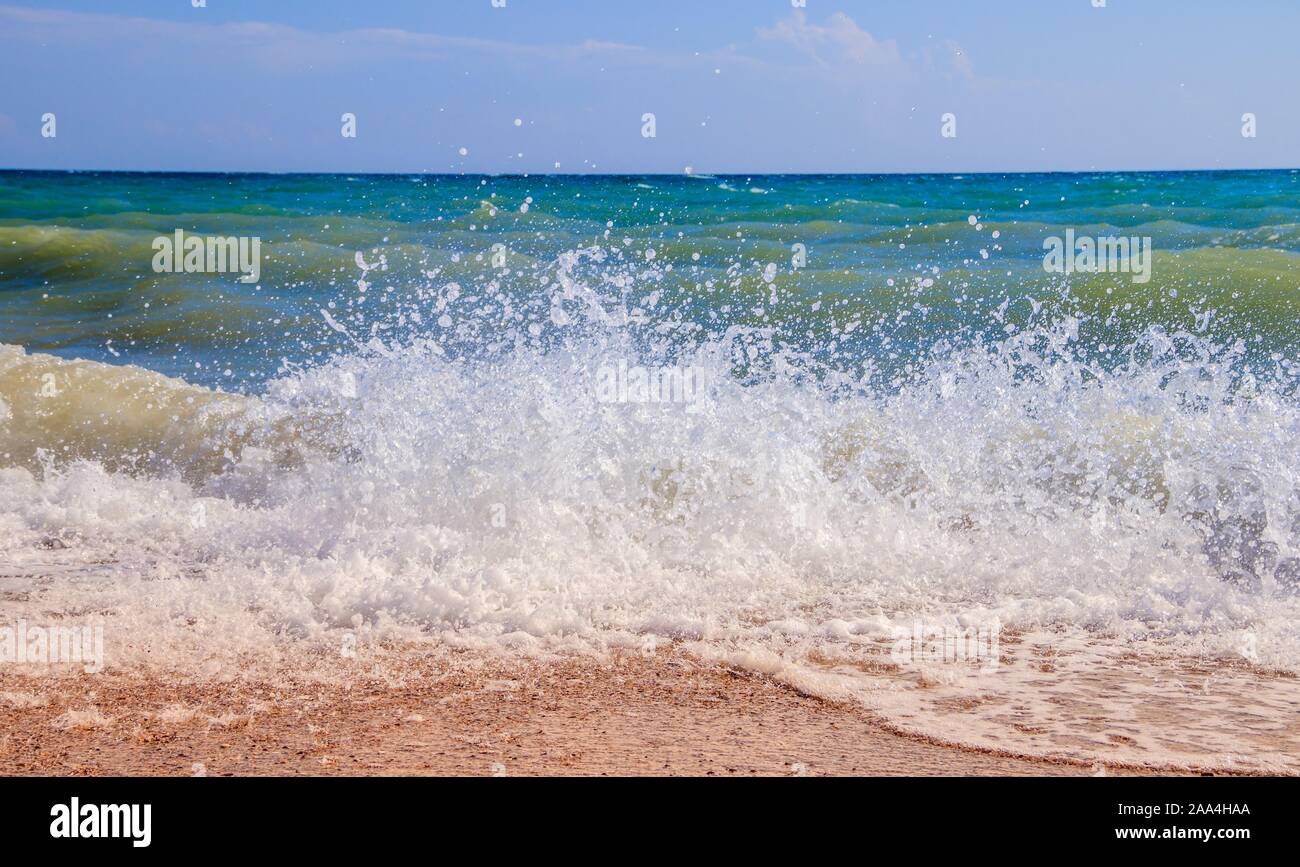 Las Olas Del Mar Mar De Crimea Olas Altas En Tiempo Claro Dia Soleado En El
