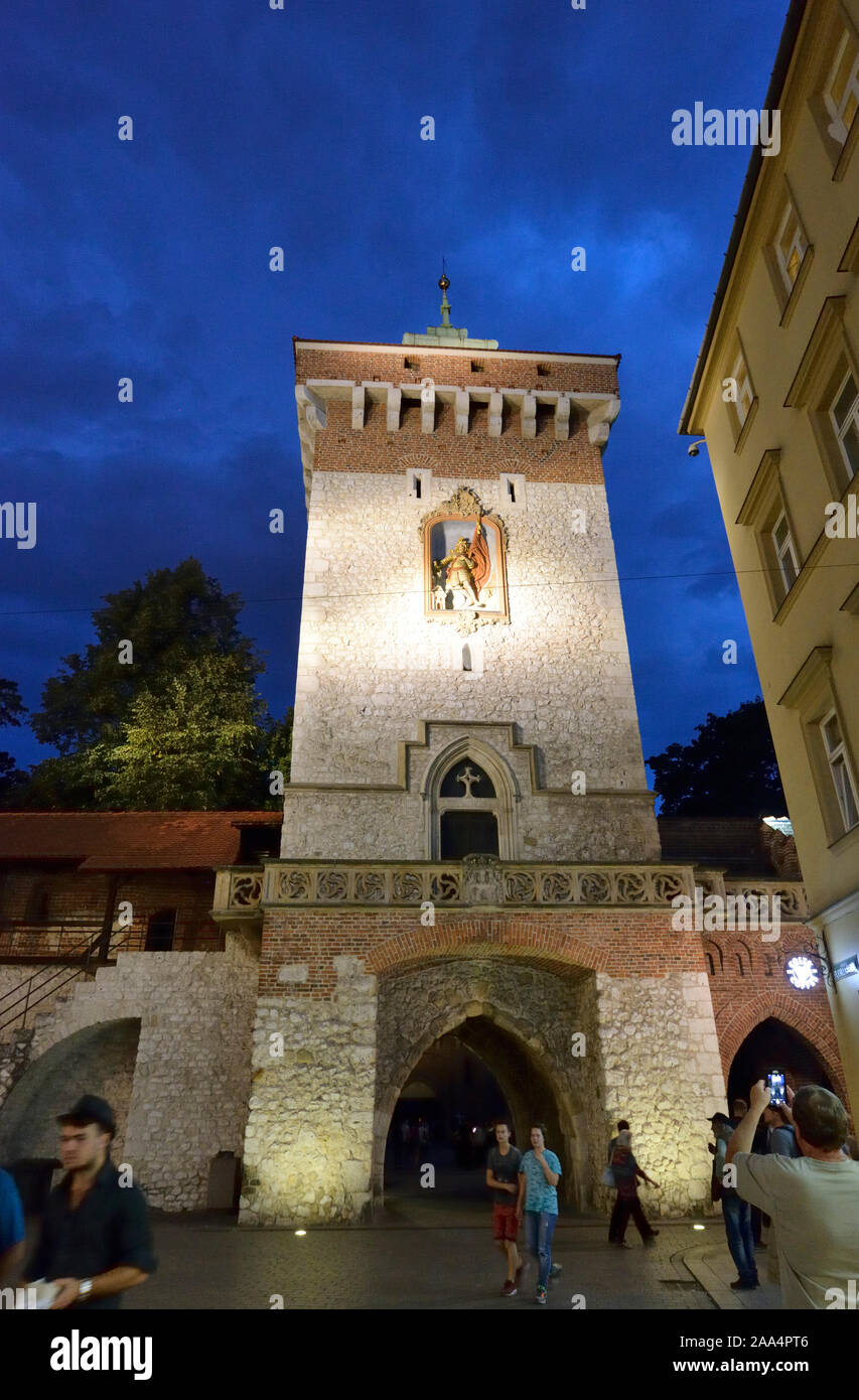 La Puerta de Florian, una torre gótica, fue construida alrededor del siglo 14. Es un lugar declarado Patrimonio de la Humanidad por la Unesco. Cracovia, Polonia Foto de stock