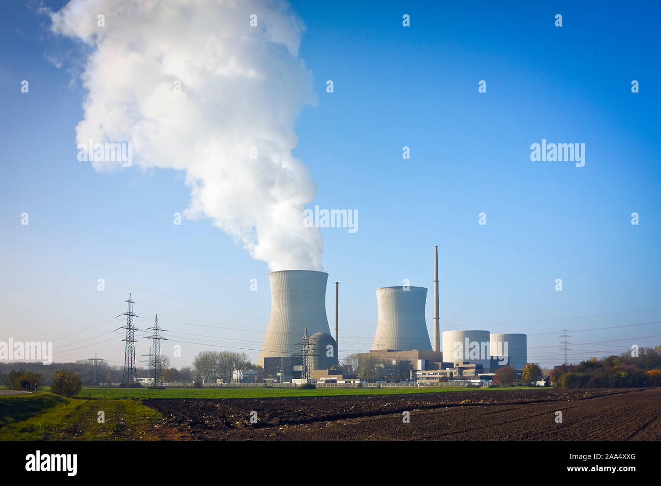 Ein aktives Atomkraftwerk en Gundremmingen, Deutschland Foto de stock