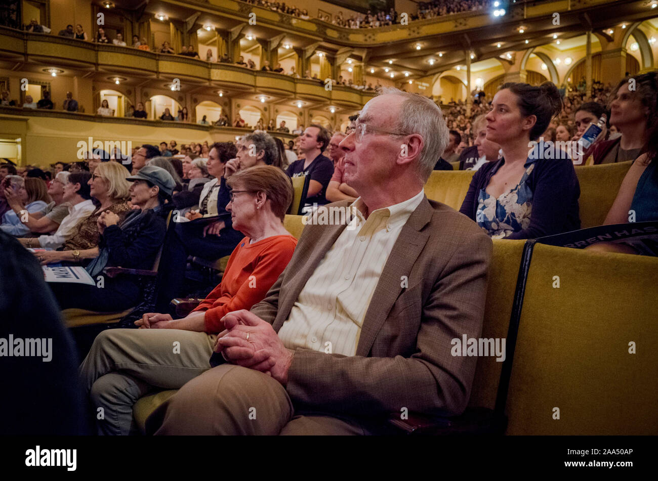 Bruce Mann, esposo de la candidata presidencial Elizabeth Warren, observa a su hablar a un completo Teatro Auditorium, Chicago, Illinois, EE.UU., 29 de junio de 2019. Foto de stock
