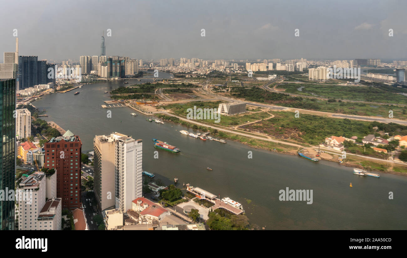 Ho Chi Minh, Vietnam - Marzo 12, 2019: el centro de la ciudad. Mirando aguas arriba del río Sai Gon Song en la mayor ciudad de rascacielos, bajar la caja, río t Foto de stock