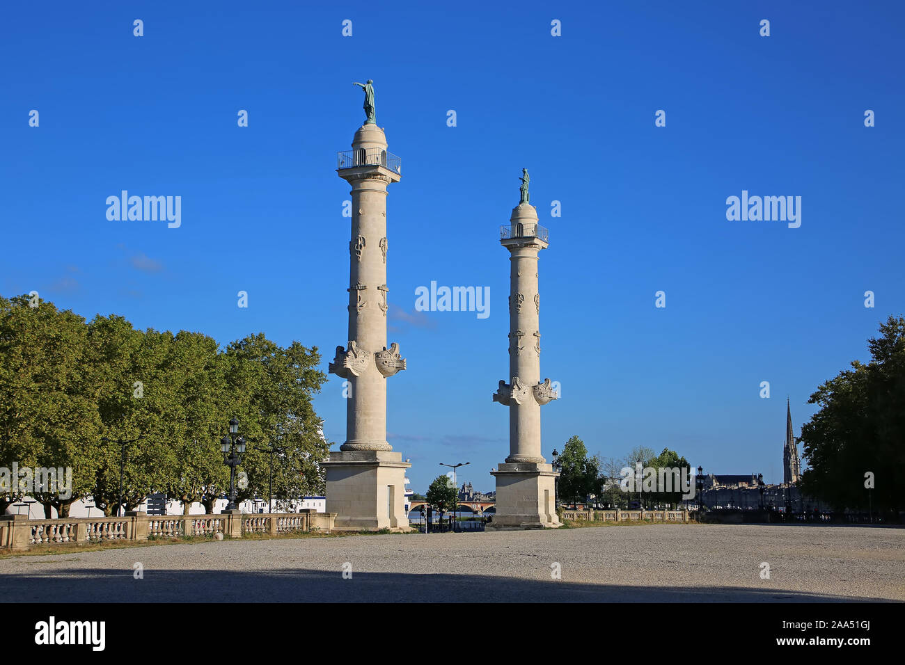 Dos columnas rostrales en la Place des Quinconces simbolizando el comercio y la navegación. Ellos mirando al río Garona, Burdeos, Francia. Foto de stock