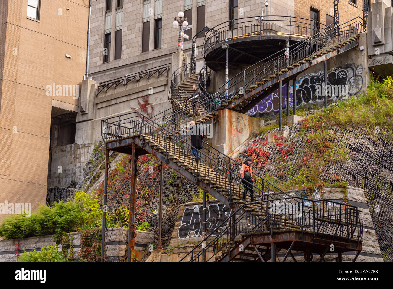 La Ciudad de Quebec, Canadá - 4 de octubre de 2019: Saint-Roch jardín escaleras (Escalier du Faubourg) en rue de la Couronne Foto de stock