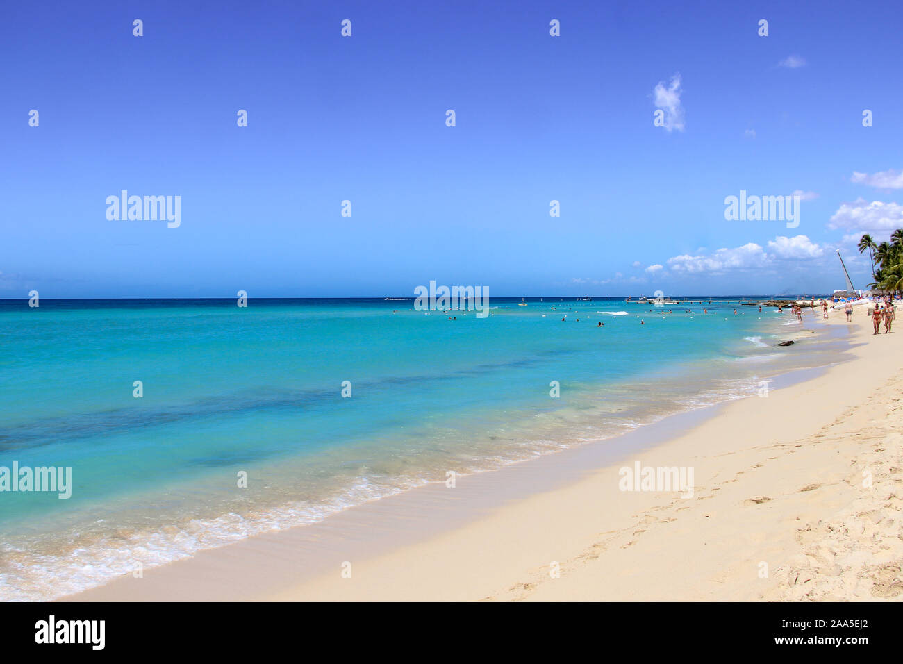 Playa de rep dom con los turistas en los calurosos días de verano Foto de stock