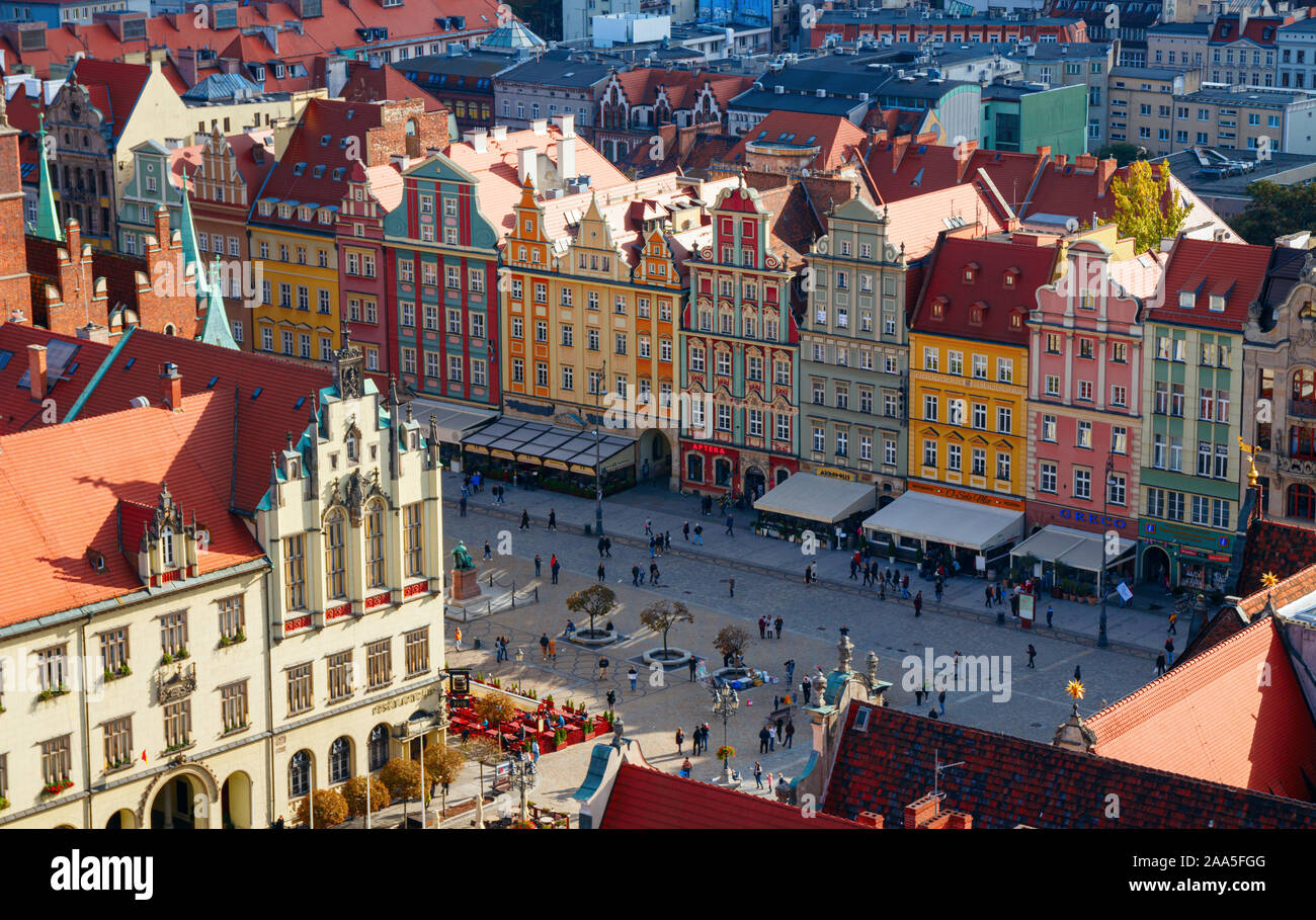Vista aérea del centro histórico de la ciudad de Wroclaw con las coloridas casas de la plaza del mercado, en una tarde soleada. Wroclaw, Polonia. Foto de stock