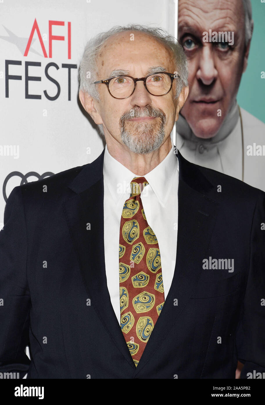 HOLLYWOOD, CA - 18 de noviembre: Jonathan Pryce asiste a 'los dos Papas' premiere en AFI FEST 2019 presentado por Audi en TCL Chinese Theatre el 18 de noviembre de 2019 en Hollywood, California. Foto de stock