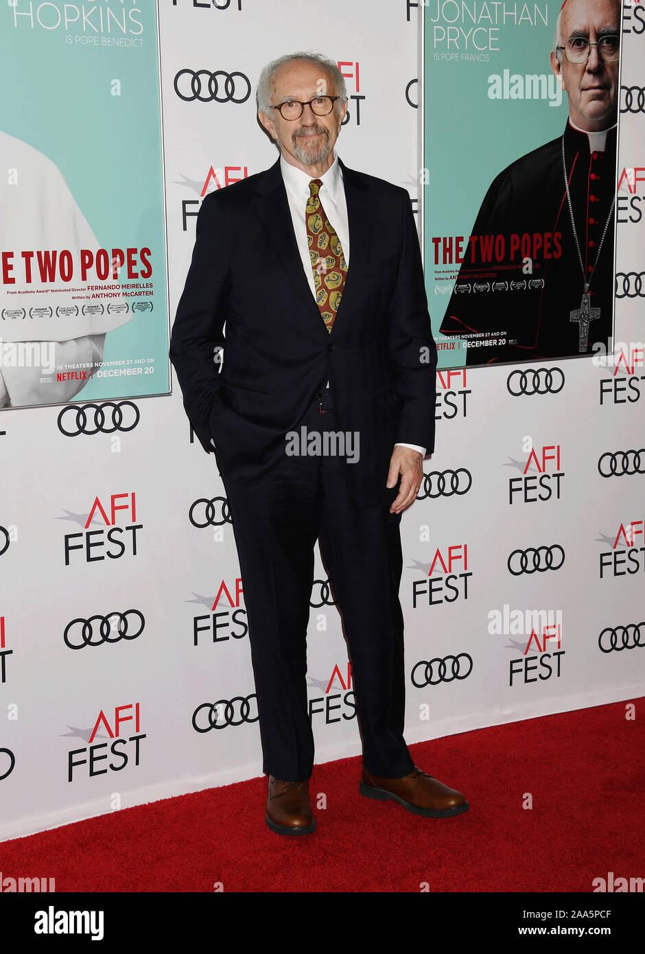 HOLLYWOOD, CA - 18 de noviembre: Jonathan Pryce asiste a 'los dos Papas' premiere en AFI FEST 2019 presentado por Audi en TCL Chinese Theatre el 18 de noviembre de 2019 en Hollywood, California. Foto de stock