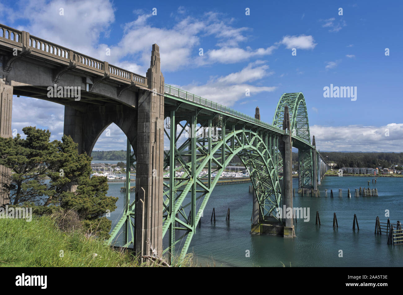 Un puente histórico, diseñado por el Conde McCollough, nos transporta a 101 a lo largo de la desembocadura de la Bahía de Yaquina en Newport, Oregón Foto de stock