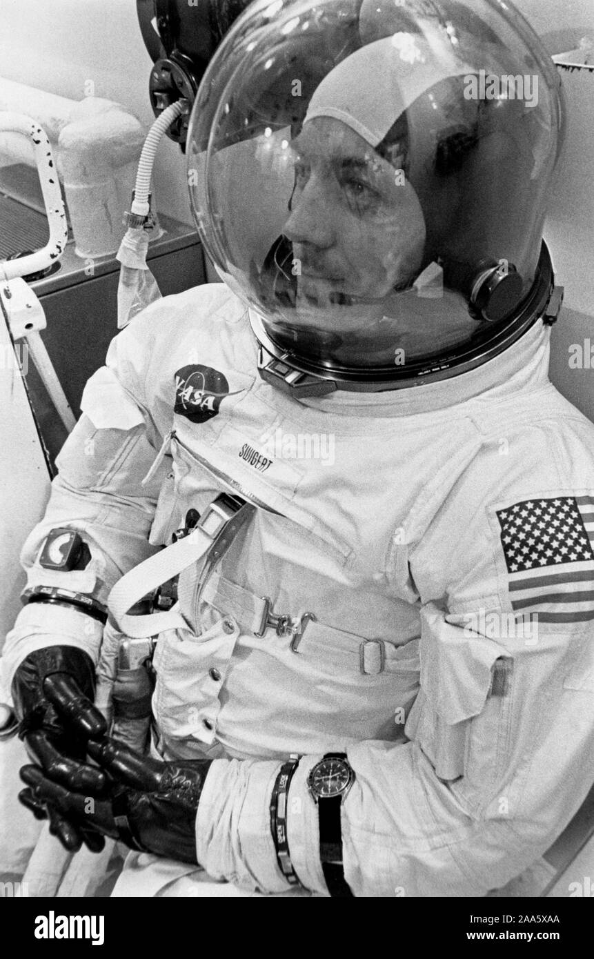 S70-34687 (11 de abril de 1970) --- El astronauta John L. Swigert Jr., piloto del módulo de comando de la misión Apolo 13, acaba adaptados en el Centro Espacial Kennedy (KSC) Las naves espaciales tripuladas Operations Building durante el Apolo 13 prelaunch cuenta regresiva. Foto de stock
