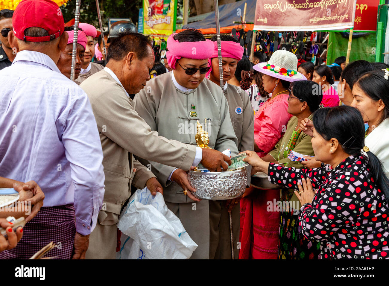 Pueblo birmano limosna y dinero para los monjes locales durante el Festival, la cueva de Pindaya Pindaya, Estado de Shan, en Myanmar. Foto de stock