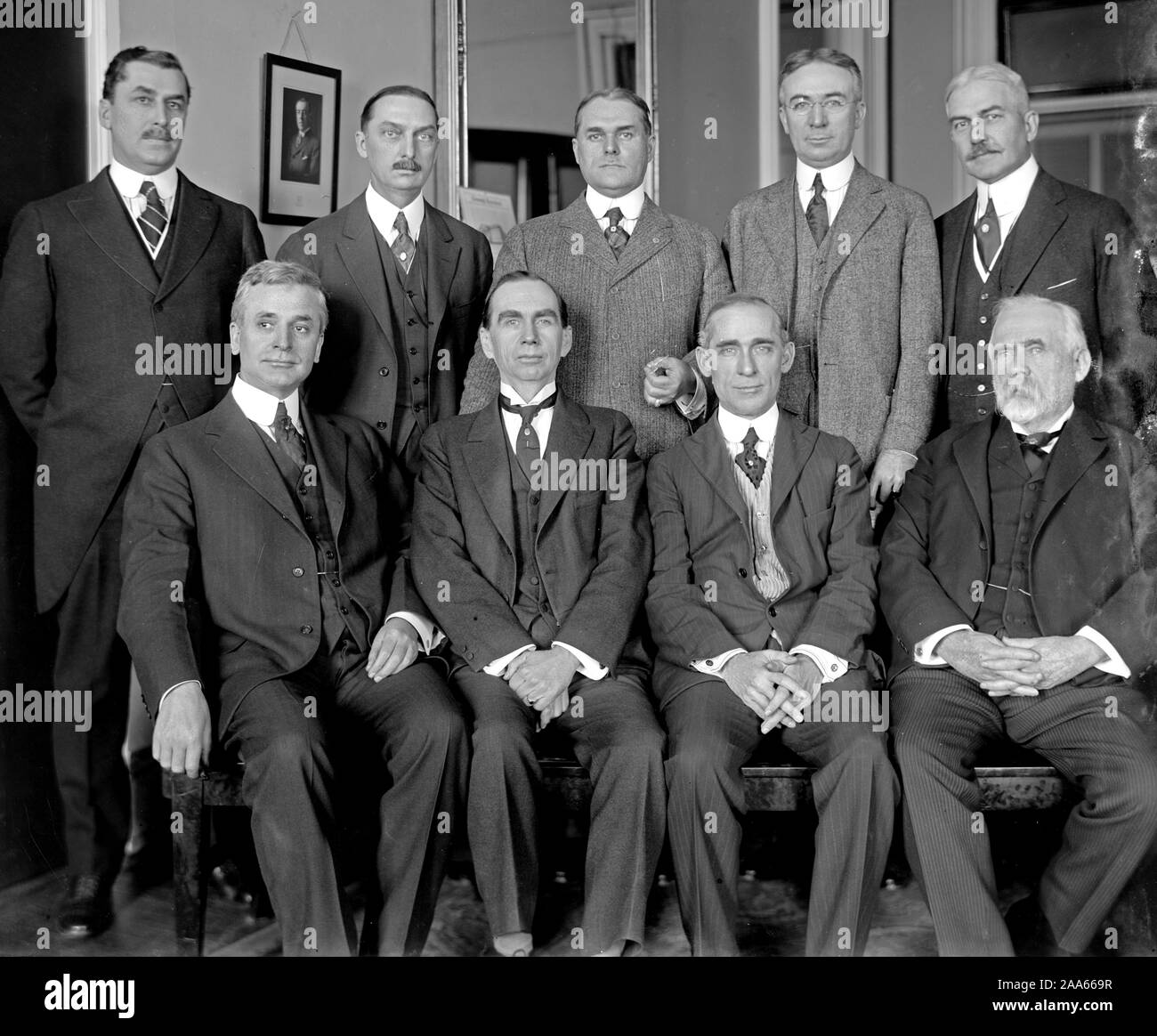 El exceso de beneficios Advisory Board, 1ª fila, L A R: Honorable C. Hull, Daniel C. Roper, T.S. Adams; segunda fila: E.T. Meredith, Wallace D. Simmimns, Stuart W. Crammer, J.E. Sterrett, S.R. Beetra Foto de stock