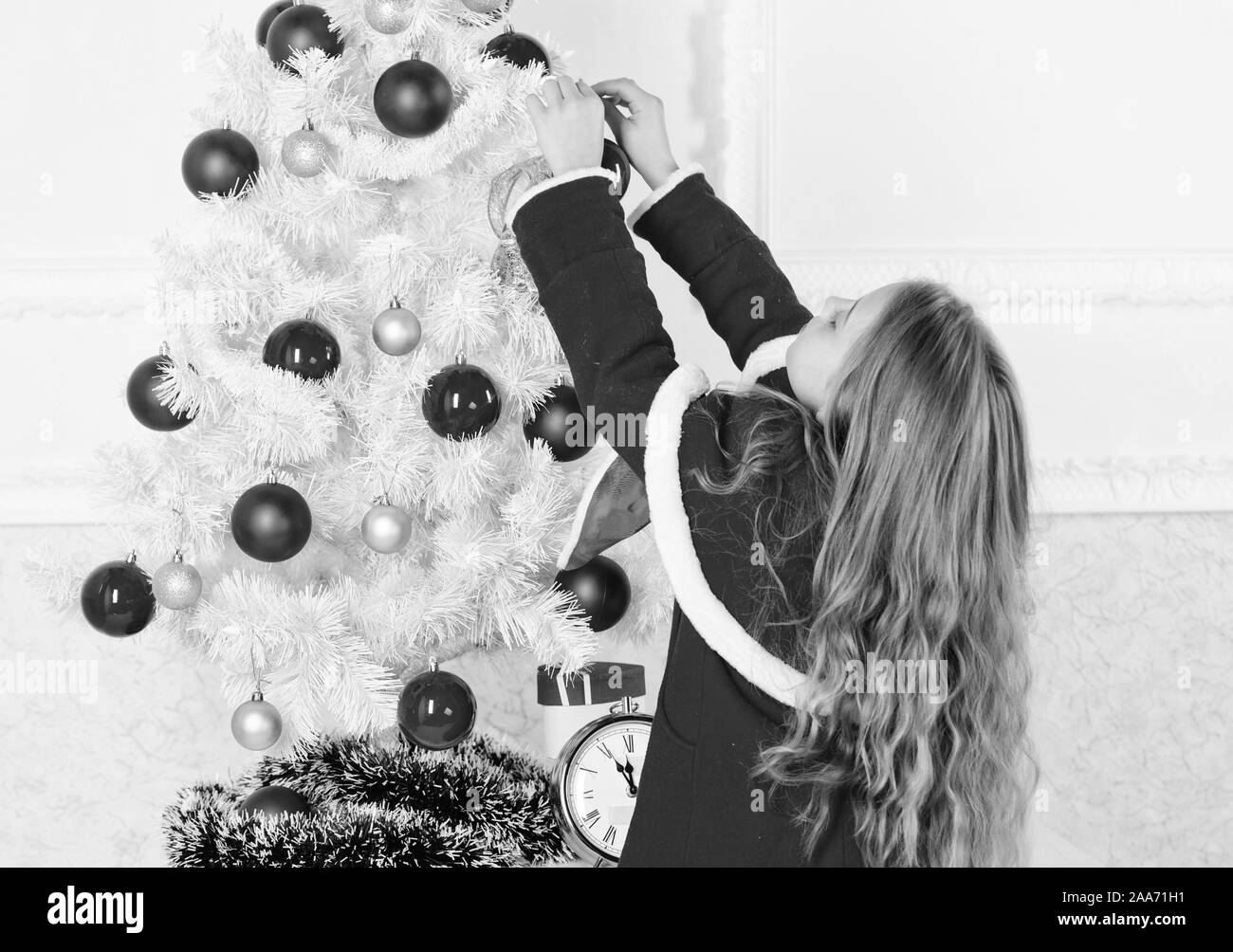 Cómo decorar el árbol de navidad con el Kid. Vamos kid decorar árbol de  navidad. Parte favorita de decorar. Obtención de niño involucrado  decorando. Chica pelo largo sujetar las bolas adornos de