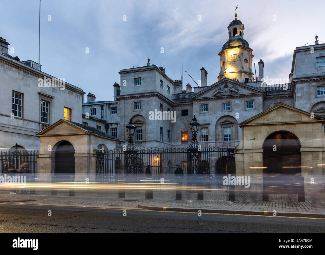 Londres, Inglaterra, Reino Unido - 18 de octubre de 2019: el tráfico pasa el edificio georgiano guardias caballo palladian, hogar de la Real Caballería Montada, en Whitehall en CE Foto de stock