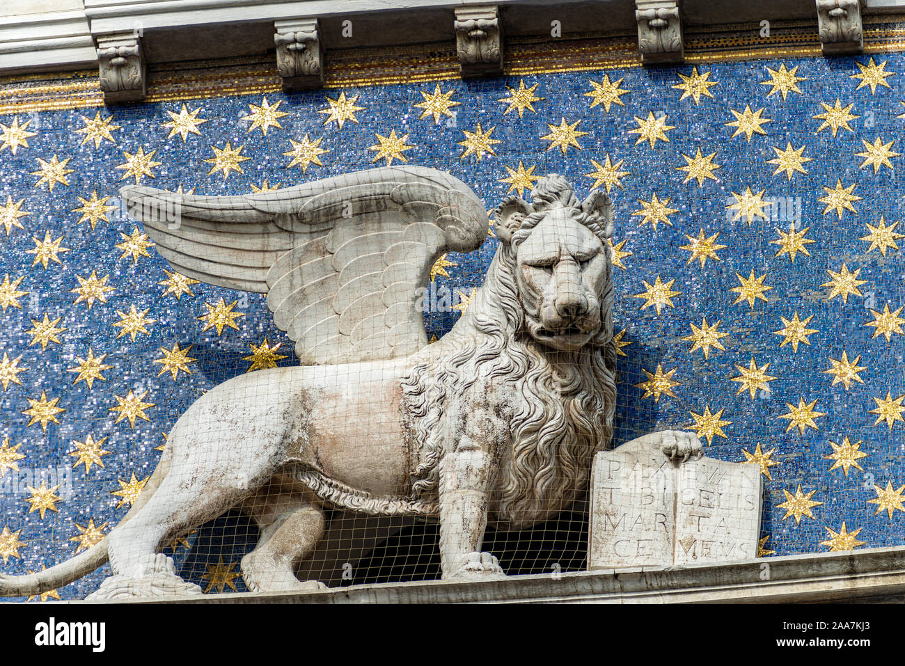Venecia, cerca del mármol león alado de San Marcos, símbolo del evangelista y la República Veneciana. Reloj y campanario en la plaza de San Marcos Foto de stock