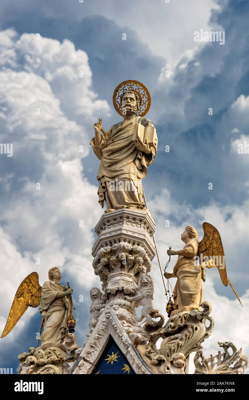 Venecia, el acercamiento de la estatua de mármol de San Marcos evangelista en la parte superior de la catedral y de la Basílica de San Marcos, sitio del patrimonio mundial de la UNESCO, Italia Foto de stock