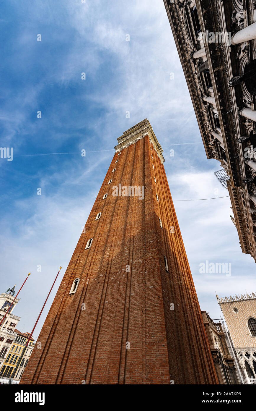 En Venecia, el Campanile di San Marco (campanario) en plaza San Marco, fotografiado desde abajo. Sitio de Patrimonio Mundial de la UNESCO, Véneto, Italia, Europa Foto de stock