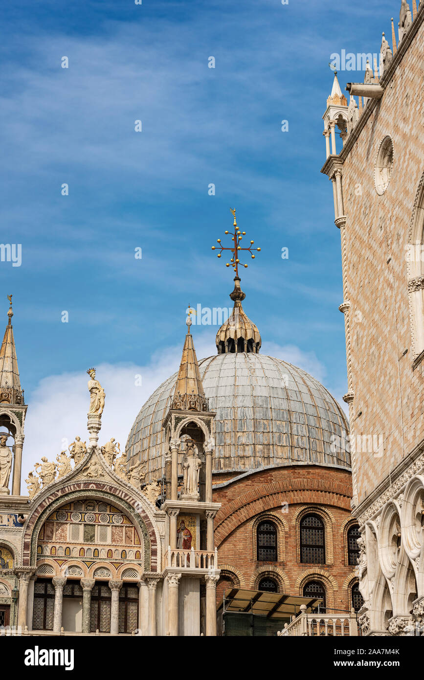 Venecia, la basílica y la Catedral de San Marcos (St. El evangelista san Marcos) y el Palazzo Ducale (Palacio Ducal) sitio de patrimonio mundial de la UNESCO, Veneto, Italia, Foto de stock