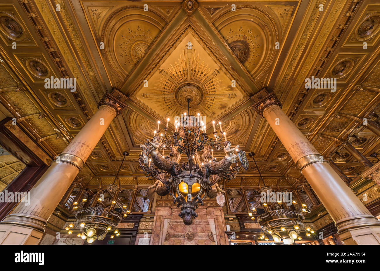 Diseño de interiores eclécticos con adornos de oro y las vidrieras del interior del lujoso Hotel Le Metropole Foto de stock