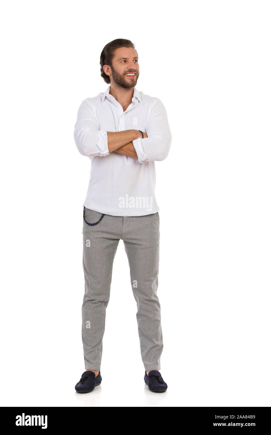 pantalon gris camisa blanca