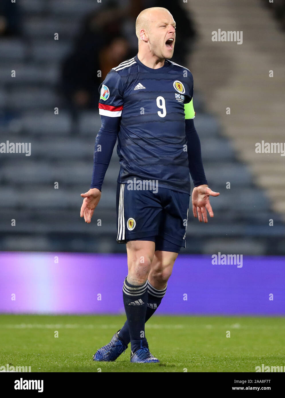 Escocia, Steven Naismith en acción durante el Campeonato Europeo 2020 ronda clasificatoria en Hampden Park de Glasgow. Foto de stock