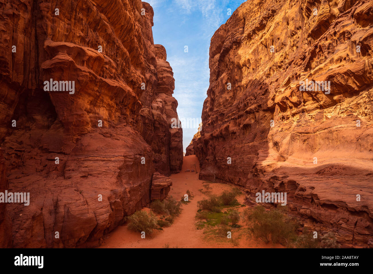 Cueva del desierto de Wadi Rum, en el sur de Jordania Foto de stock