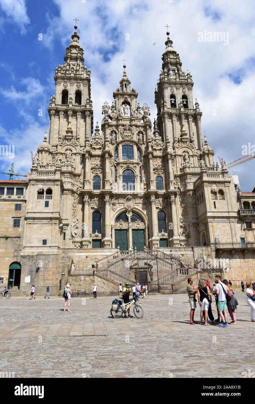 Santiago de Compostela, España. El 4 de agosto de 2019. Catedral con peregrinos tomando fotografías en la etapa final del Camino de Santiago. La Plaza del Obradoiro. Foto de stock