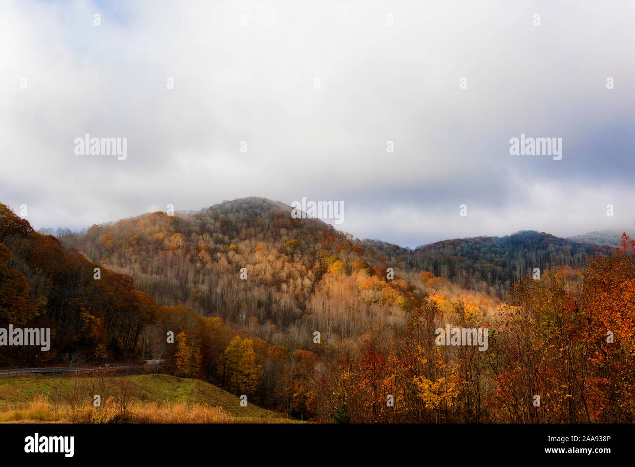 Vista de Stormy weather por la sección de las Blue Ridge Mountains, donde un copo de nieve en la mayor elevación con cálidos colores de otoño en la parte inferior e Foto de stock