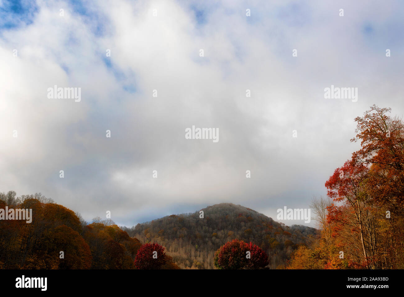 Vista de Stormy weather por la sección de las Blue Ridge Mountains, donde un copo de nieve en la mayor elevación con cálidos colores de otoño en la parte inferior e Foto de stock