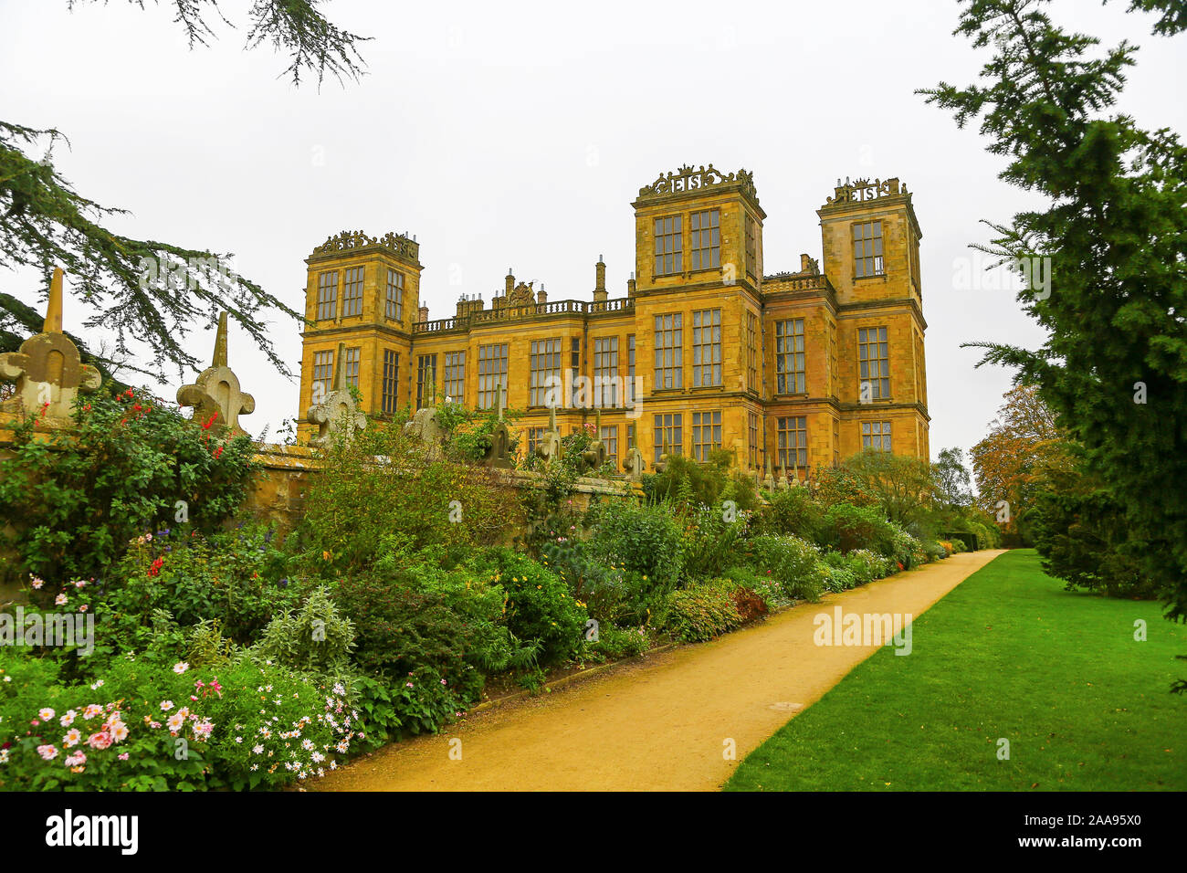 Hardwick Hall, una casa de campo isabelina cerca de Chesterfield, Derbyshire, Inglaterra, Reino Unido (ver imagen 2J1121X con cielo azul) Foto de stock